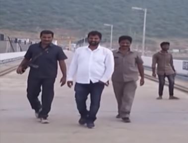 గన్మెన్ల టిక్టాక్.. భద్రత గాలికి..! గన్మెన్ల టిక్టాక్.. భద్రత గాలికి..!