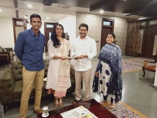 సీఎం వైఎస్ జగన్ కు వివాహ ఆహ్వానపత్రిక అందజేసిన చందనా దీప్తీ