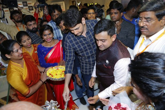 ఓ జువెల్లరీ షో రూమ్ను ప్రారంభించిన మహేష్ బాబు
