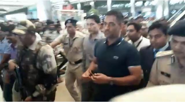 ధోనికి ఘన స్వాగతం పలికిన హైదరాబాదీ ఫ్యాన్స్