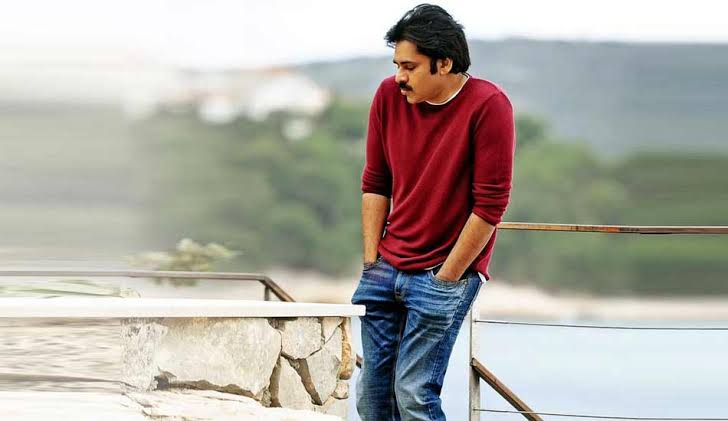 పవన్ .. ఆ డైరెక్టర్ కి గ్రీన్ సిగ్నల్ ఇచ్చాడా..? పవన్ .. ఆ డైరెక్టర్ కి గ్రీన్ సిగ్నల్ ఇచ్చాడా..?