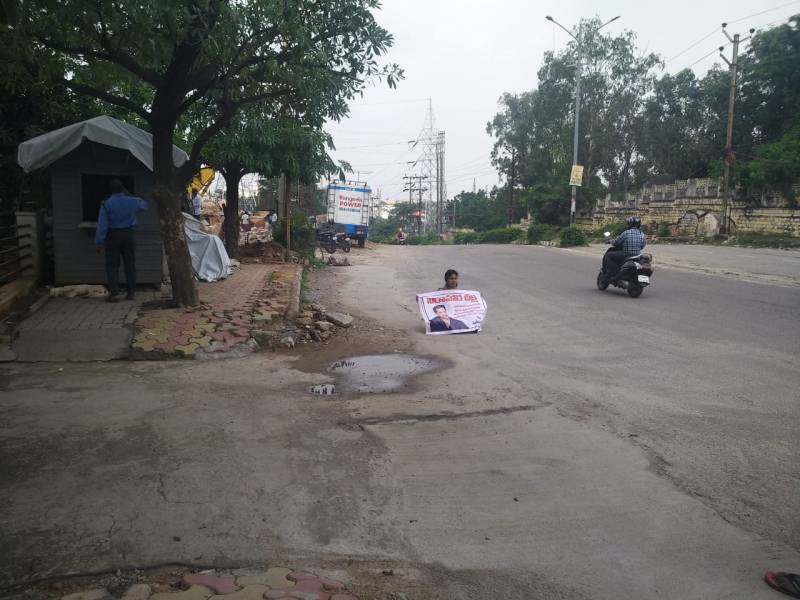బన్నీ ఆర్ట్స్ ముందు ఆందోళనకు దిగిన నటి సంగీత..! బన్నీ ఆర్ట్స్ ముందు ఆందోళనకు దిగిన నటి సంగీత..!
