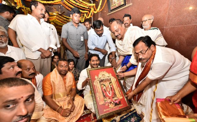 కనకదుర్గమ్మను దర్శించుకున్న సీఎం వైఎస్ జగన్
