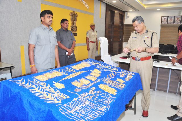 బంగారం స్మగ్లింగ్ ముఠా గుట్టురట్టు