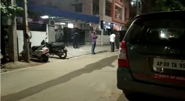 కూకట్పల్లి ఎమ్మెల్యే తనయుడి ఇంటిపై ఐటీ దాడులు