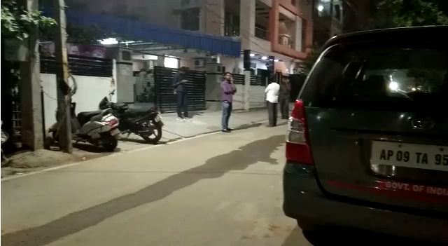 కూకట్‌పల్లి ఎమ్మెల్యే త‌న‌యుడి ఇంటిపై ఐటీ దాడులు