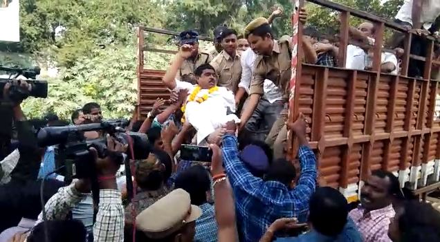 ఉద్రిక్తంగా మారిన సామూహిక నిరాహార దీక్ష ఉద్రిక్తంగా మారిన సామూహిక నిరాహార దీక్ష