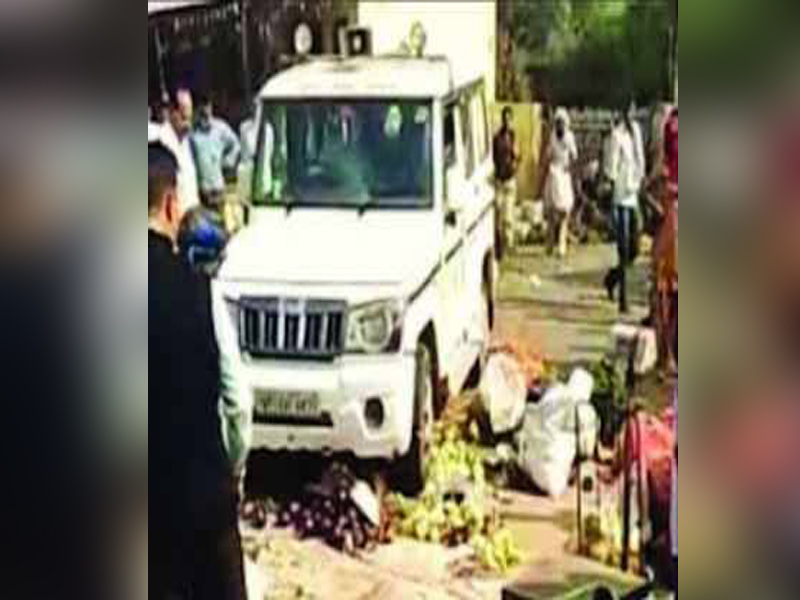 రైతు పై అధికారి దాష్టీకం (వైరల్ ) రైతు పై అధికారి దాష్టీకం (వైరల్ )
