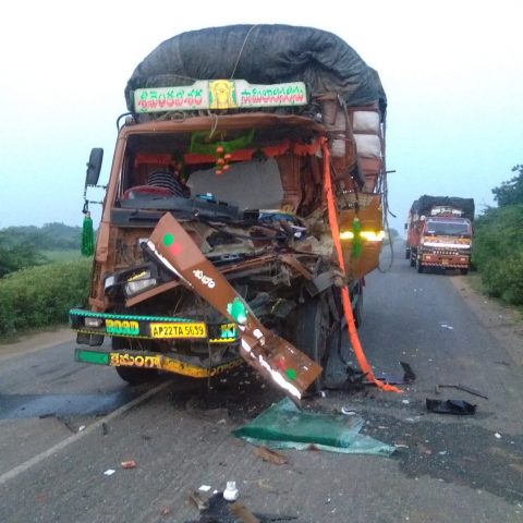 లారీ డ్రైవర్, క్లీనర్కు తీవ్రగాయాలు..