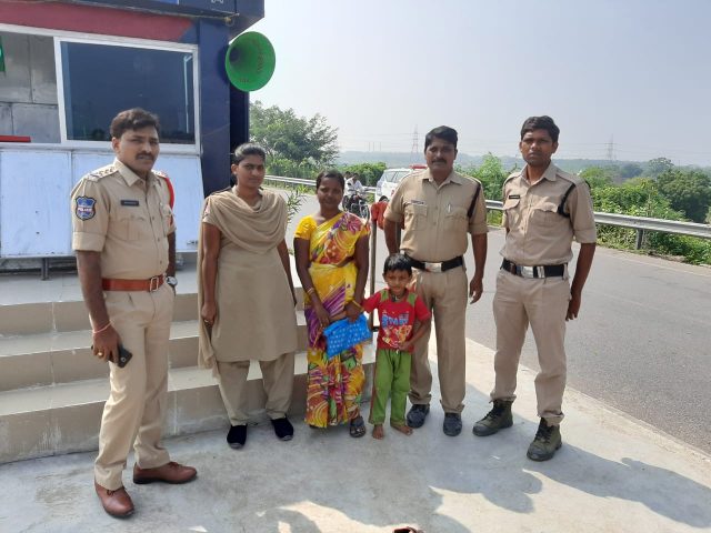 కొడుకుతో కలిసి గోదావరిలో దూకి తల్లి ఆత్మహత్యాయత్నం