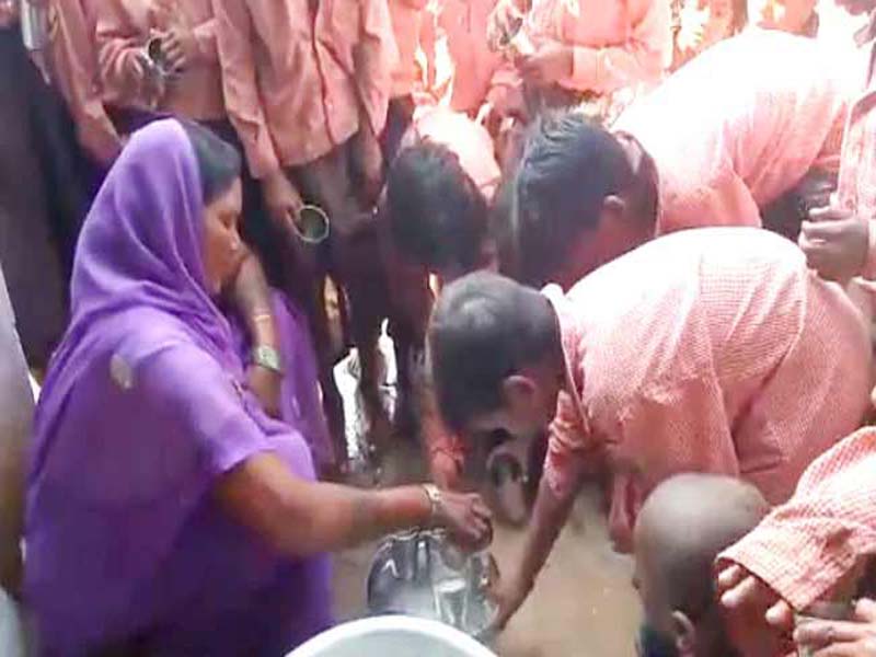 యూపీ స్కూళ్లో దారుణం.. 81 మందికి కేవలం లీటర్ పాలు మాత్రమే..! యూపీ స్కూళ్లో దారుణం.. 81 మందికి కేవలం లీటర్ పాలు మాత్రమే..!