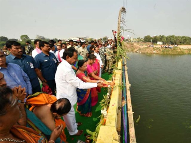 గోదావరికి హారతి ఇచ్చిన సీఎం కేసీఆర్..!