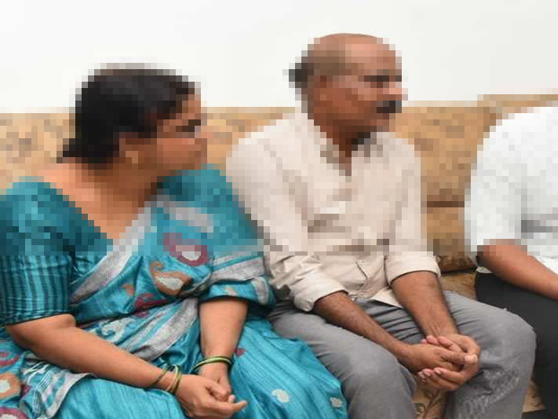 విచారణ పేరుతో మమ్మల్ని వేధించకండి..దిశ తల్లిదండ్రులు విచారణ పేరుతో మమ్మల్ని వేధించకండి..దిశ తల్లిదండ్రులు