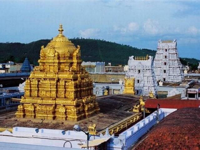 తిరుమలలో కొనసాగుతున్న భక్తుల రద్దీ