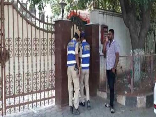 బంజారాహిల్స్ లో భారీ చోరీ.. ఇంటిదొంగల పనేనా..?