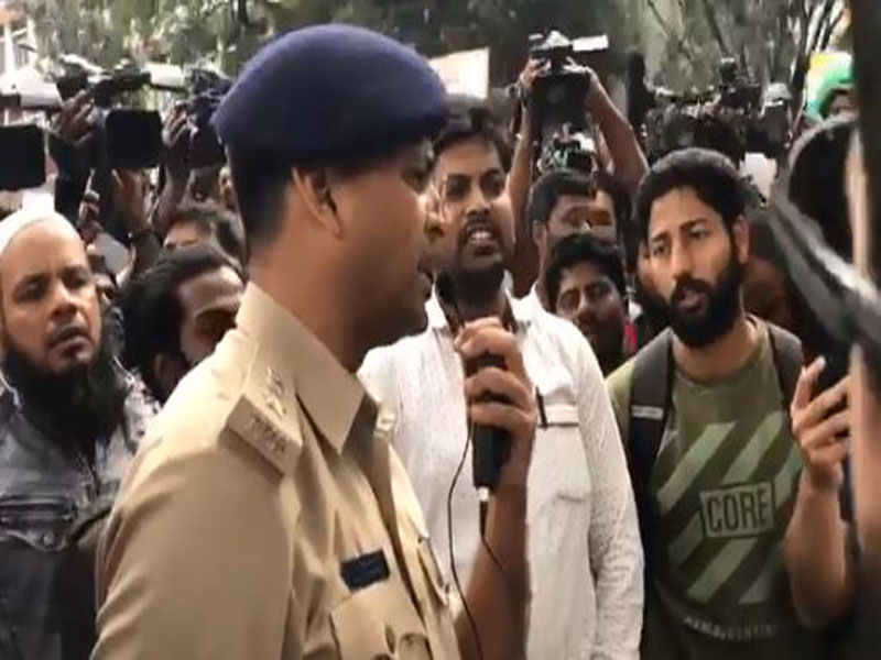 నిరసనకారులను నిల్చోబెట్టిన జాతీయగీతం..! నిరసనకారులను నిల్చోబెట్టిన జాతీయగీతం..!