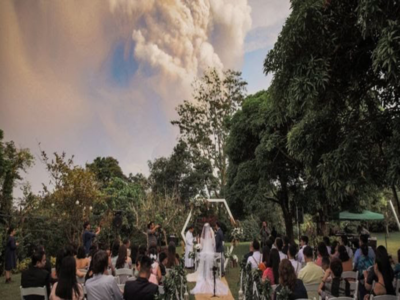Couple Continues Wedding Philippines Taal Volcano Eruption