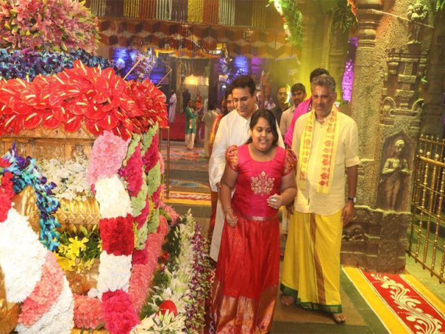 కుటుంబ సమేతంగా శ్రీవారిని దర్శనం చేసుకున్న మంత్రి కేటీఆర్