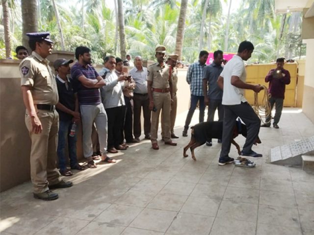 ఎస్బీఐ బ్యాంక్లో చోరీ.. గ్యాస్ కట్టర్తో సేఫ్ లాకర్ను..