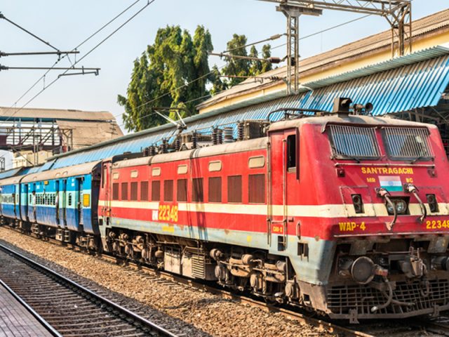 పెరిగిన రైల్వే టికెట్ ఛార్జీలు.. ఎంతో తెలుసా.?