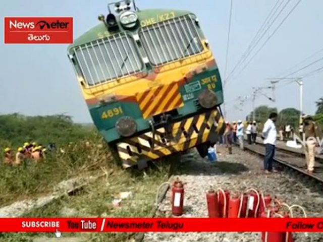 వరంగల్ లో పట్టాలు తప్పిన రైలు