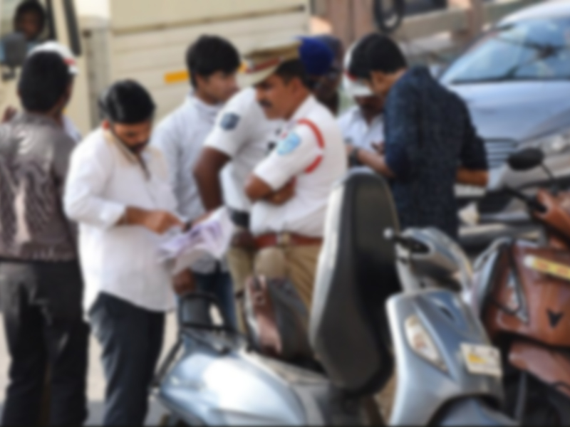 లైసెన్స్ లేకపోతే జైలుకే.. వాహనదారులకు చెమట్లు పట్టిస్తున్న సర్కార్ నిర్ణయం..! లైసెన్స్ లేకపోతే జైలుకే.. వాహనదారులకు చెమట్లు పట్టిస్తున్న సర్కార్ నిర్ణయం..!