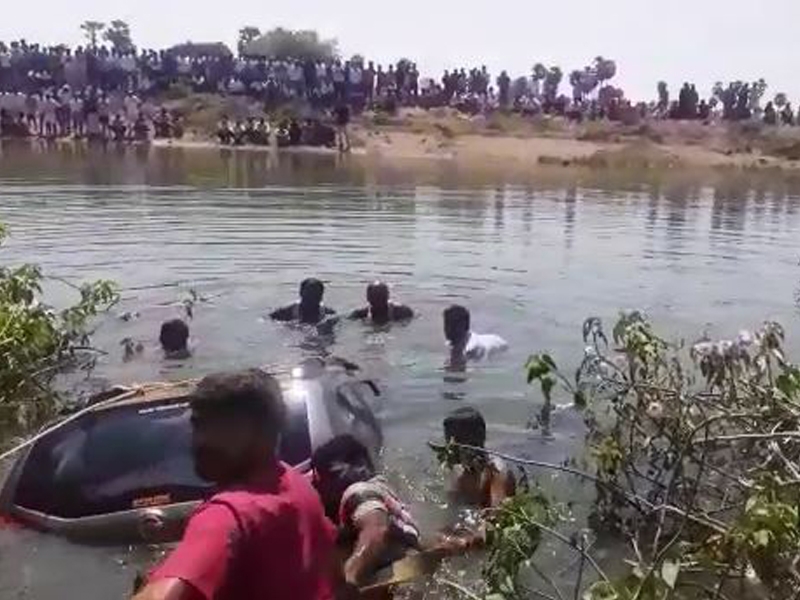 Three dead as car falls into pond