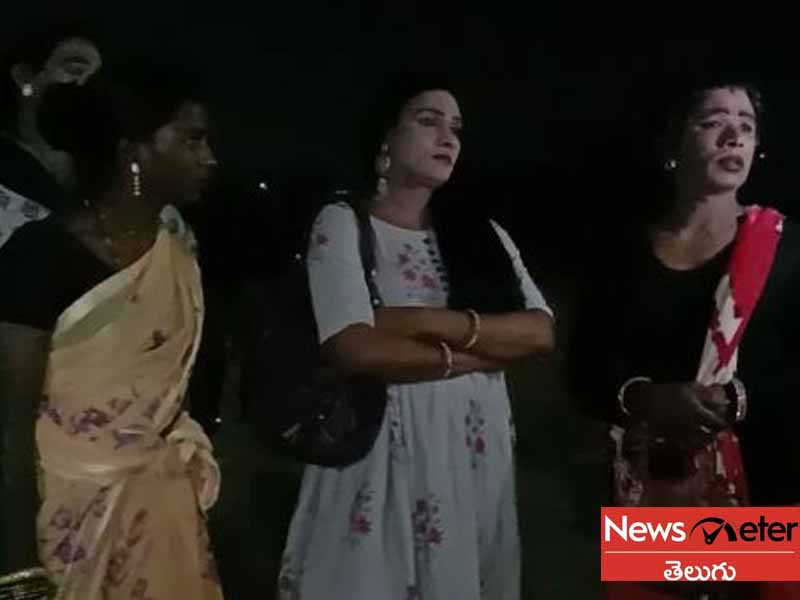 అర్థరాత్రి రాజేంద్రనగర్లో.. హిజ్రాల అసభ్యకర పనులు అర్థరాత్రి రాజేంద్రనగర్లో.. హిజ్రాల అసభ్యకర పనులు