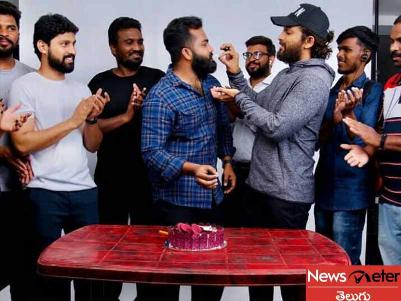 తన బాడీగార్డు బర్త్ డే వేడుకను జరిపిన అల్లు అర్జున్ తన బాడీగార్డు బర్త్ డే వేడుకను జరిపిన అల్లు అర్జున్
