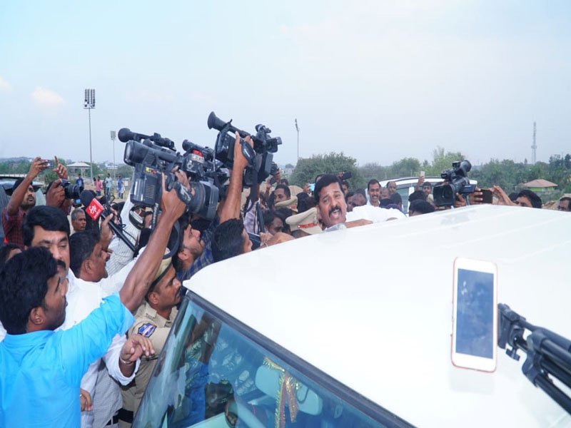 ఎంపీ రేవంత్రెడ్డి అరెస్ట్.. జన్వాడలో ఉద్రిక్తత ఎంపీ రేవంత్రెడ్డి అరెస్ట్.. జన్వాడలో ఉద్రిక్తత