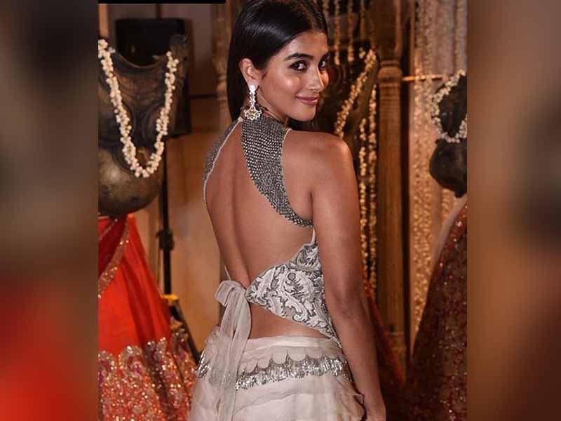 Heroine Pooja hegde stunning pics