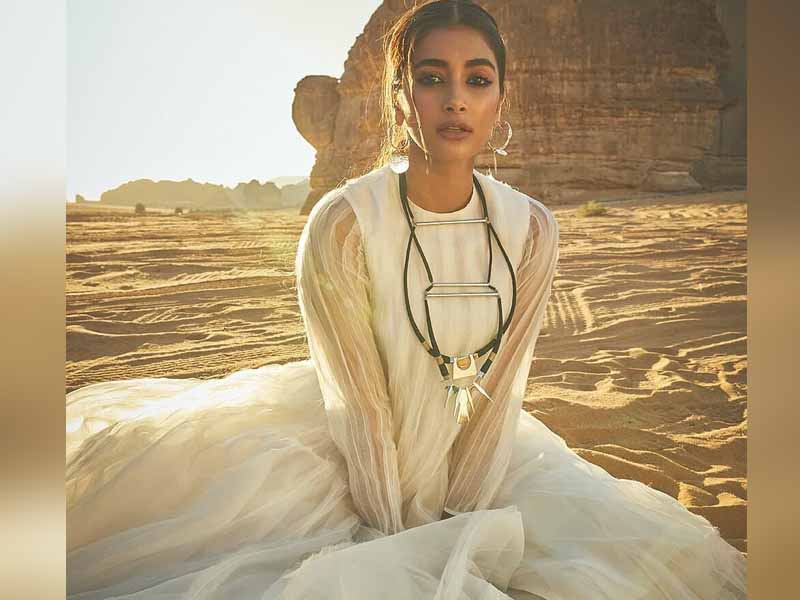 Heroine Pooja hegde stunning pics