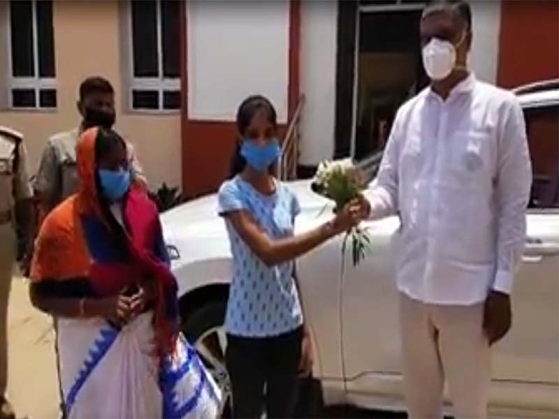 మంత్రి హరీశ్రావు చొరవతో.. క్షేమంగా ఇంటికి చేరిన విద్యార్థిని మంత్రి హరీశ్రావు చొరవతో.. క్షేమంగా ఇంటికి చేరిన విద్యార్థిని