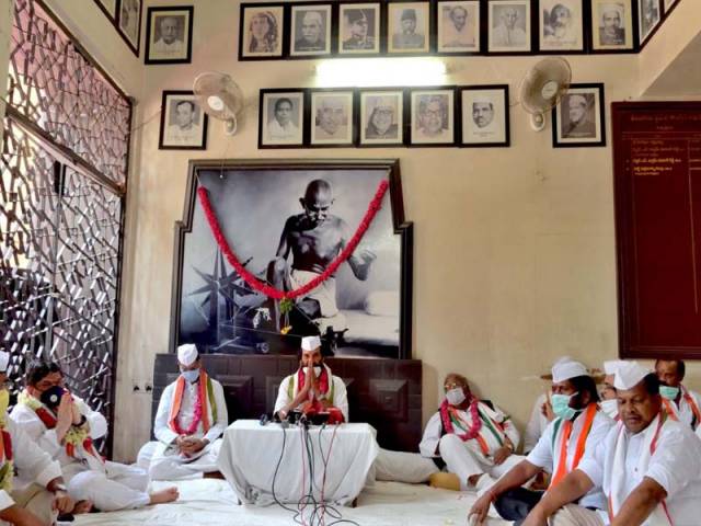 కాంగ్రెస్ రైతు సంక్షేమ దీక్ష దృశ్యమాలిక