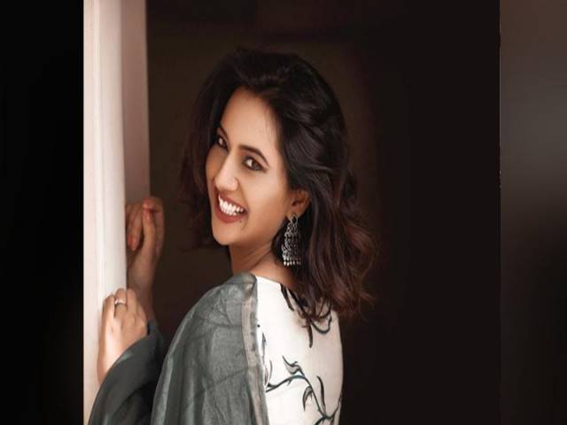 ఆడియన్స్కి ఆనంద నిషా.. ఇషాచావ్లా