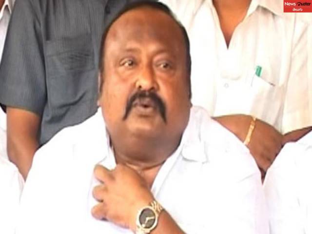 మంత్రి గంగుల కమలాకర్ ఎస్కార్ట్ వాహనం బోల్తా..