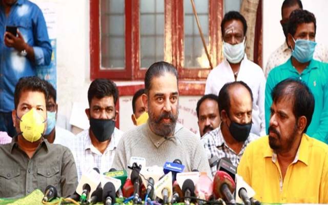భారతీయుడు-2 షూటింగ్ లో చనిపోయిన వారి కుటుంబాలకు చెక్కులు అందించిన కమల్, శంకర్