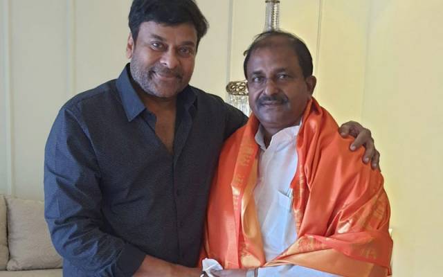 మెగాస్టార్ చిరంజీవిని కలిసిన ఏపీ బీజేపీ అధ్యక్షులు సోము వీర్రాజు